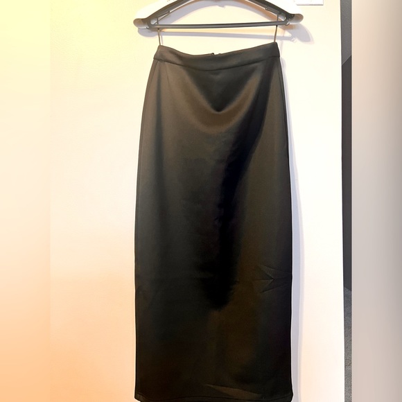 Lipsy scuba pencil skirt in black. US 8/ UK 12. Runs a little larger. - Picture 2 of 6